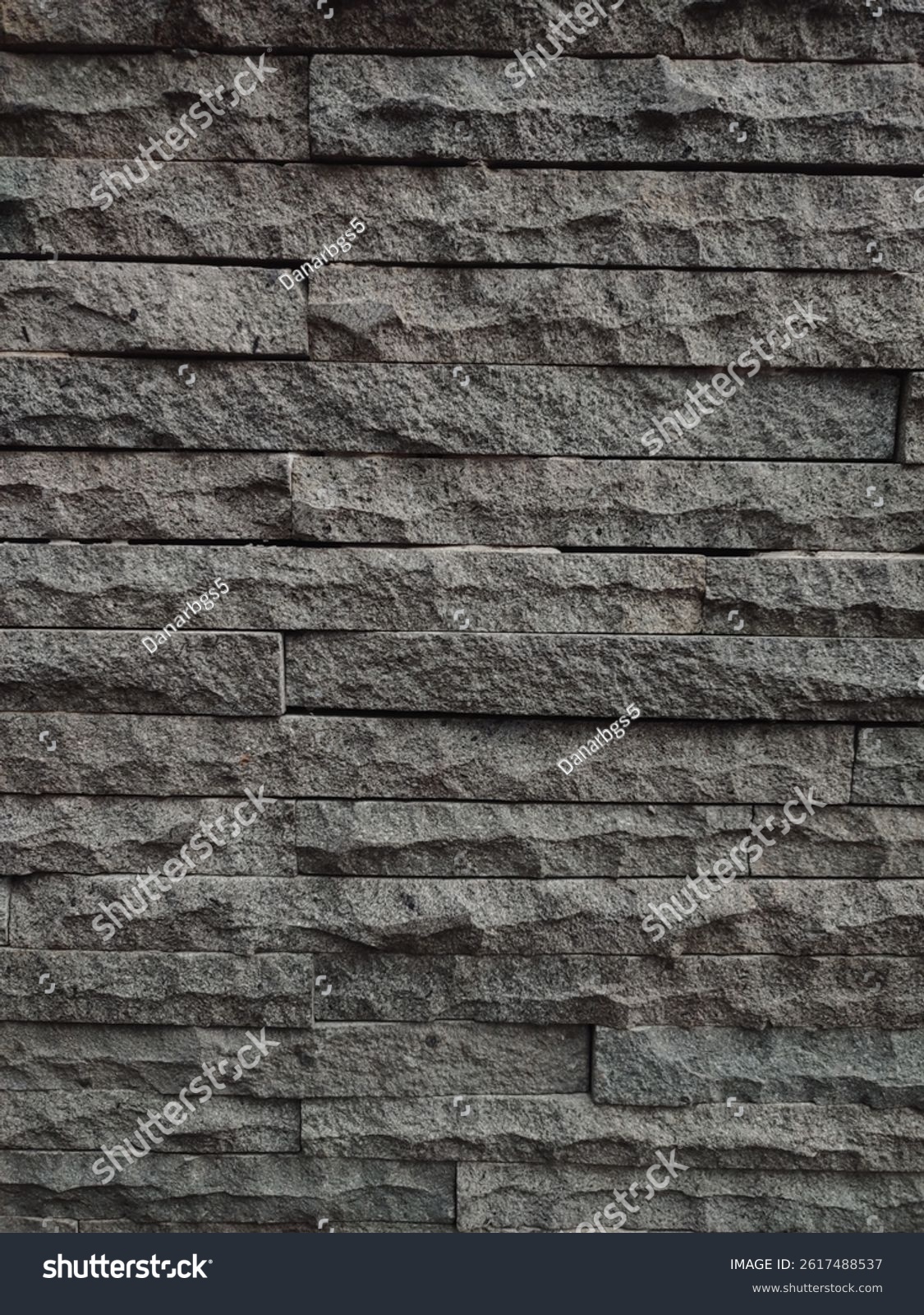 Rau arrangierte Natursteine mit Struktur