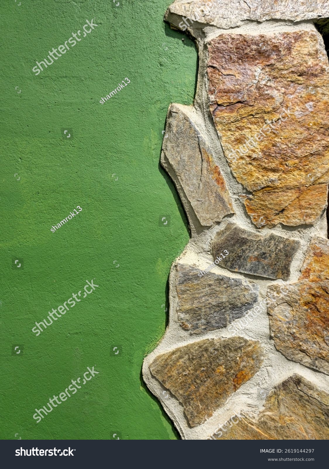 Fassade mit flachen Natursteinen in unterschiedlichen Formen