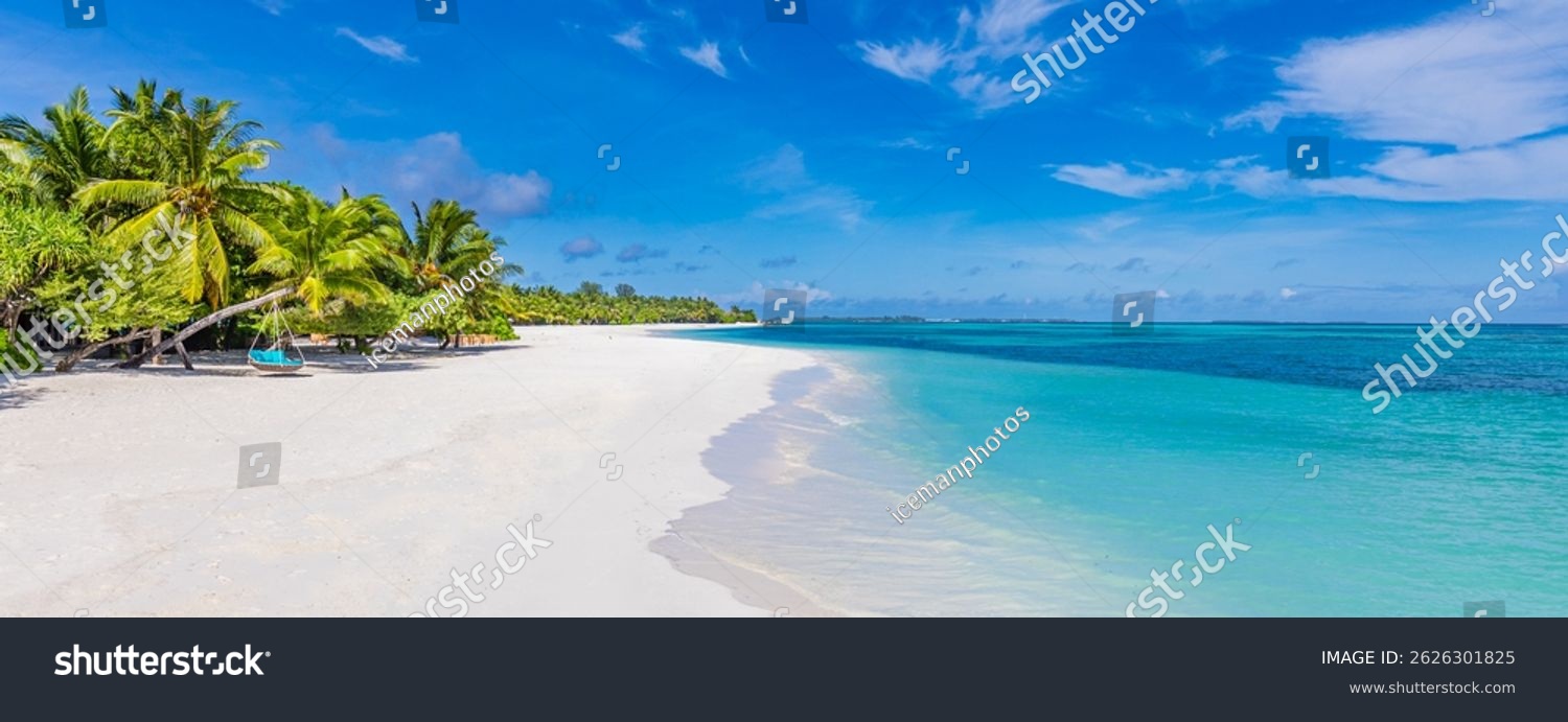 Tropischer Paradiesstrand mit weißem Sand und Palmen