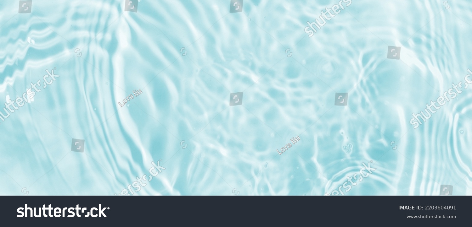 Wasseroberfläche mit Ringen und Wellen – Panorama