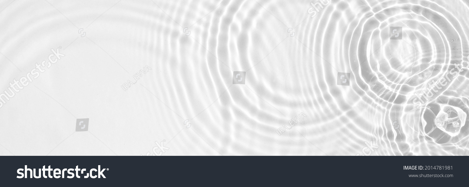 Helle Wassertextur mit Kreisen und sanften Ripples