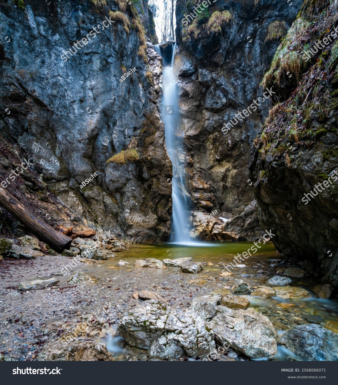 Kaskaden im Fluss – Wald & Fels im Herbst