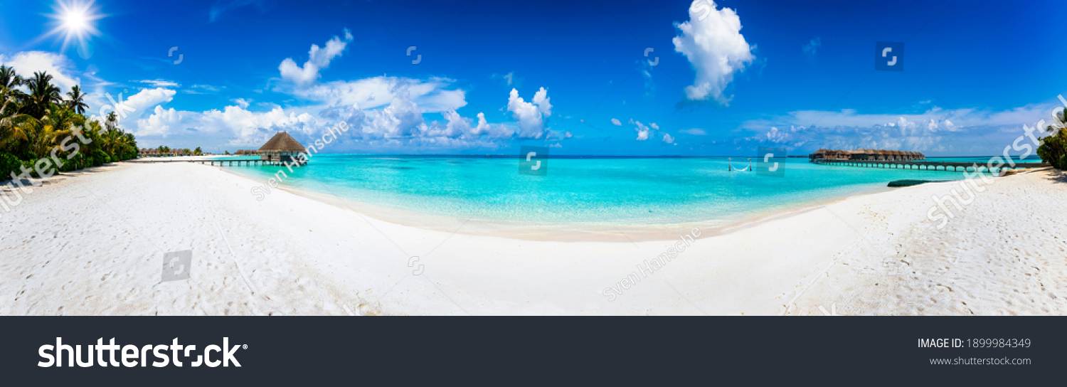 Tropischer Strand mit türkisfarbenem Meer und Palmen